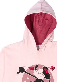 Felpa rosa chiaro con cappuccio foderato in bordeaux. Presenta una grafica di un personaggio con un design nero e rosso, circondato da un elemento circolare rosa.