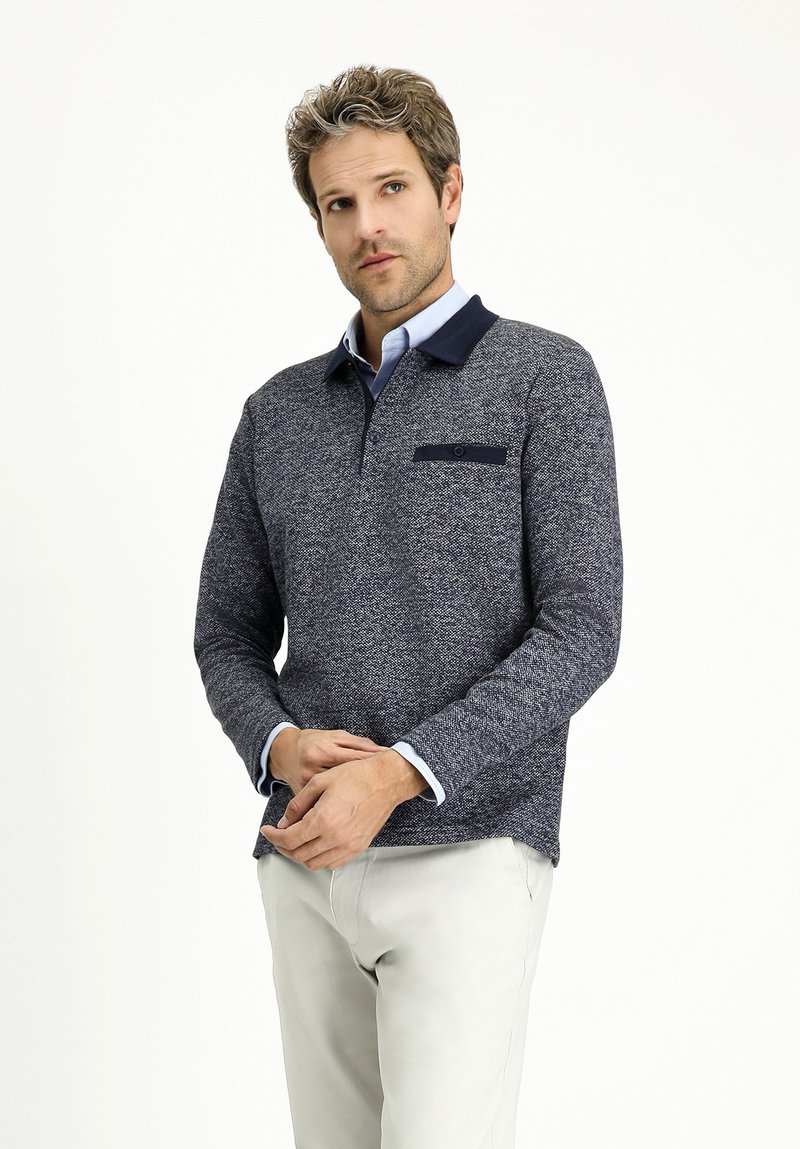 Pullover texturizzato blu navy con colletto, dotato di una tasca sul petto e dettagli in contrasto blu navy. Maniche lunghe, vestibilità comoda e motivo melange.
