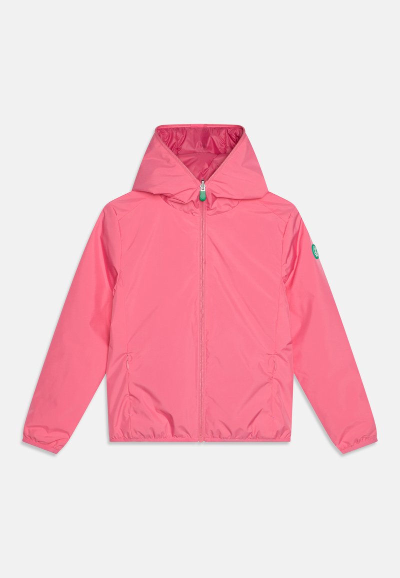 Chaqueta ligera rosa con capucha, cremallera frontal completa, puños fruncidos y un pequeño detalle de logo en la manga. Material suave y resistente al agua.