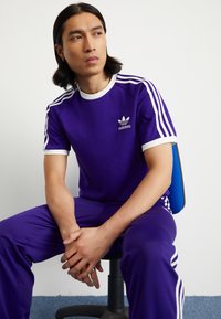 adidas Originals STRIPES TEE - Majica kratkih rukava s printom - collegiate purple