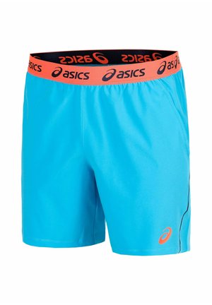 Blaue Sportshorts mit einem orangefarbenen Bund, der wiederholt schwarze Asics-Logos zeigt, und einem orangefarbenen Asics-Logo am unteren linken Bein.