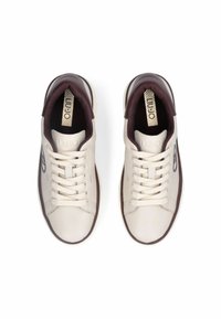Sneaker bianche in pelle con accenti bordeaux, punta rotonda, lacci piatti e fodera in tessuto testurizzato. Presentano il logo stampato sul lato e sulla linguetta.