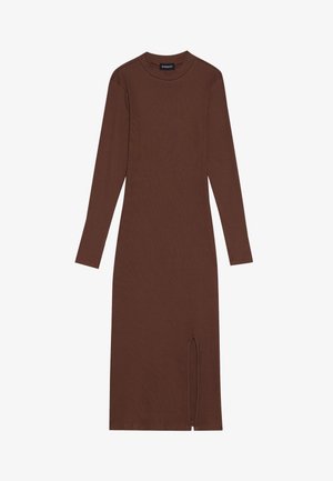 Hnedé pruhované šaty s dlhým rukávom a lodičkovým výstrihom, so bočným rozparkom. Tkanina má textúrovaný vzhľad, ktorý zdôrazňuje priliehavý strih.