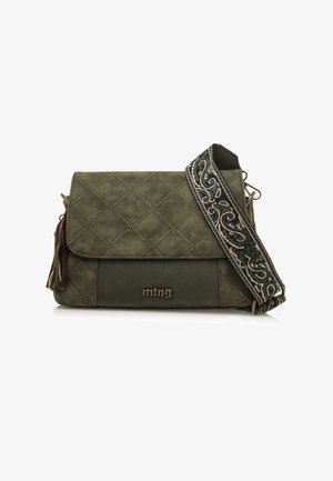 Borsa a tracolla in pelle verde oliva con design trapuntato, dettaglio con frange e una tracolla decorativa a fantasia. Presenta il logo sul davanti.