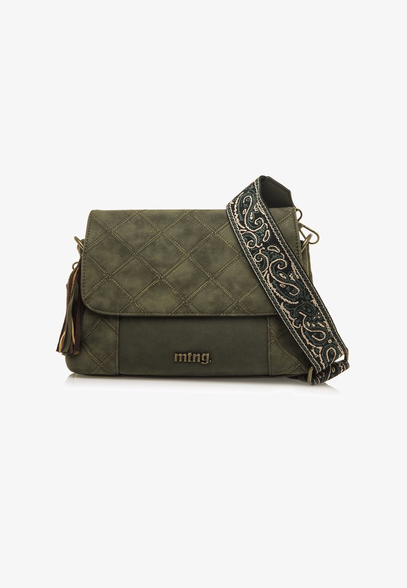 Olivgrüne Leder-Crossbody-Tasche mit gestepptem Design, Quasten-Detail und einem dekorativen, gemusterten Gürtel. Mit Logo auf der Vorderseite.