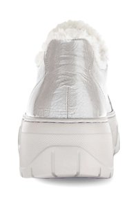 Metalen zilveren sneaker met een gestructureerd leren bovendeel en een pluizige witte bontafwerking rond de kraag, en een witte rubberen plateauzool.