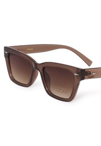 Rjave pravokotne sončna očala z lečami z gradientnim prelivom, plastičnimi okvirji in kovinskimi poudarki na tečajih. Vidna oznaka zaščite UV 400.