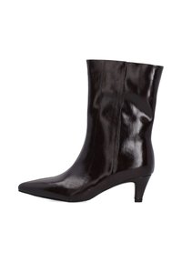 - Ankle boot