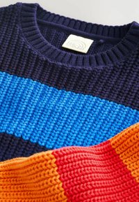 Pullover a maglia con colletto a coste blu navy, strisce orizzontali in blu, arancione e rosso, che mostrano motivi testurizzati nel tessuto.