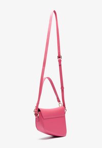 Rosa läder crossbody-väska med en böjd silhuett, justerbar rem och klaffstängning; texturerad yta och detaljer i guld-ton.