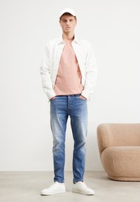 HUGO DERO - Pamata T-krekls - light/pastel red