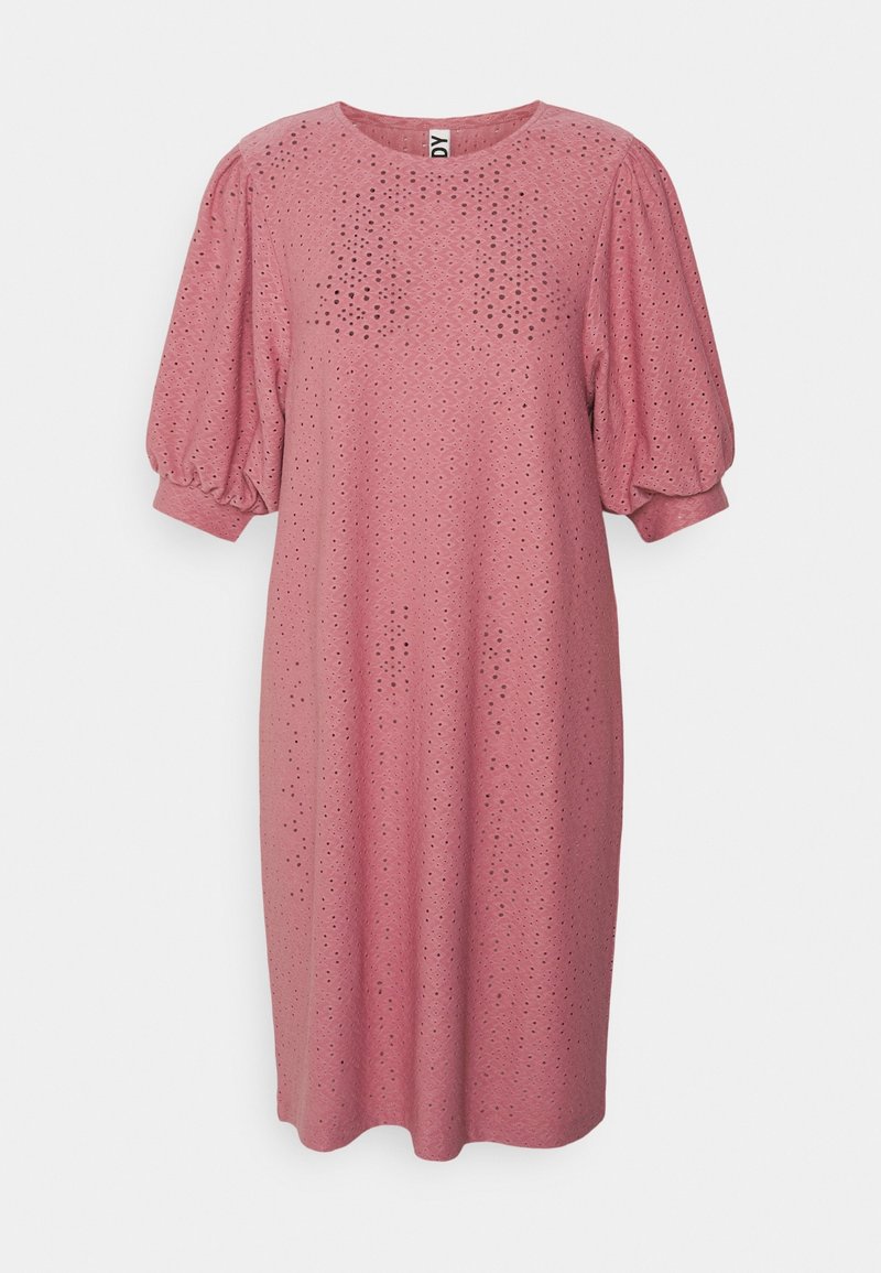 Robe rose longueur genou avec manches courtes bouffantes et tissu ajouré sur toute la surface.