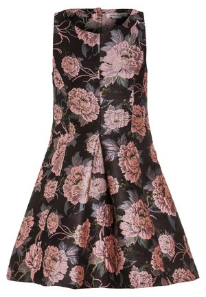 Robe florale avec un fond noir ornée de grands motifs floraux roses et verts, sans manches et avec une silhouette en A.