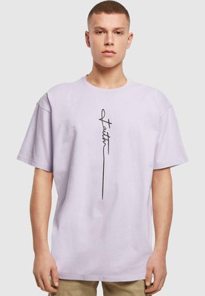 Hellblaues Baumwoll-T-Shirt mit lässiger Passform, das in der Mitte ein handgeschriebenes schwarzes Design mit dem Wort "Glaube" zeigt. Schlichte kurze Ärmel.