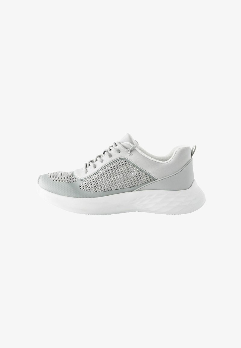 Scarpa sportiva grigia chiara con pannelli in rete, punta tonda e suola bianca imbottita. Presenta lacci e un collare imbottito per il supporto.