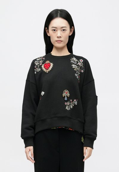 Schwarzer Sweatshirt mit aufwendiger floraler und herzförmiger Stickerei in Rot, Weiß und Gold. Gerippte Bündchen und Saum, lockere Passform.