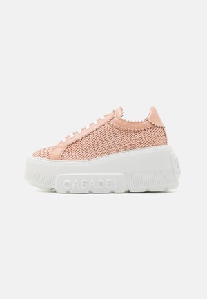 Baskets basses tissées rose clair avec semelle plateforme blanche épaisse et « CASADEI » embossé sur le côté de la semelle.