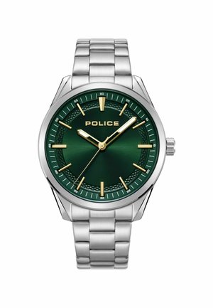 Montre pour homme avec un cadran vert, un bracelet en métal argenté, des index horaires dorés et un logo. Elle possède une bordure texturée et des aiguilles lumineuses.