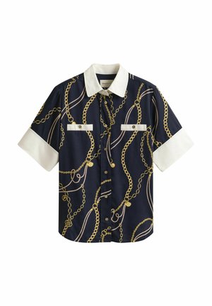 Marineblauw shirt met korte mouwen, witte kraag en manchetten, gouden ketting- en touwprint, en twee knoopzakken aan de voorkant.