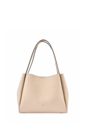 Beżowa torba na ramię ze skóry, z długimi podwójnymi uchwytami, ziarnistą fakturą oraz subtelnym logo w dolnej części na środku.