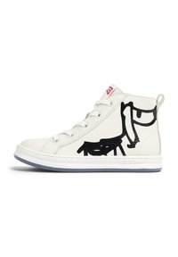 Witte hoge sneakers van glad leer, met zwart grafisch ontwerp aan de zijkant, witte veters, en een rubberen zool met blauwe accenten.
