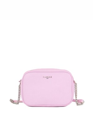Borsa a tracolla in ecopelle rosa con forma rettangolare, tracolla in catena argentata e dettaglio con logo in rilievo sul davanti.