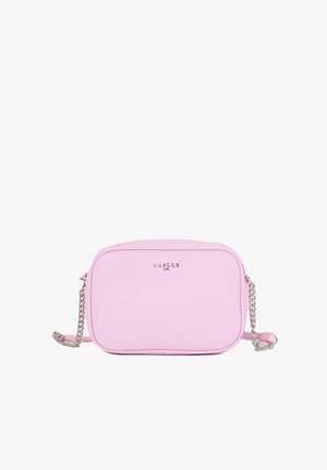 Borsa a tracolla in ecopelle rosa con forma rettangolare, tracolla in catena argentata e dettaglio con logo in rilievo sul davanti.