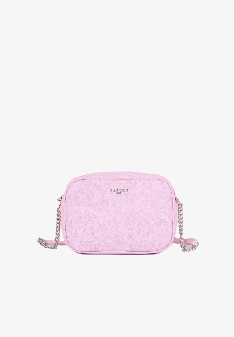 Borsa a tracolla in ecopelle rosa con forma rettangolare, tracolla in catena argentata e dettaglio con logo in rilievo sul davanti.