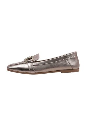 Mocassins en argent métallique avec une semelle plate, mettant en avant une boucle décorative sur le dessus et des détails cousus sur les côtés.