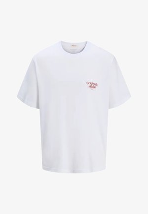 T-shirt bianco in cotone con maniche corte, colletto rotondo e un piccolo logo rosso stampato sul lato sinistro del petto.