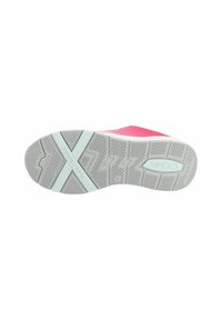 Suola di scarpa sportiva in gomma rosa e grigio chiaro, caratterizzata da un motivo testurizzato e una zona di flessibilità per maggiore libertà di movimento. Il marchio "VADO" è visibile.