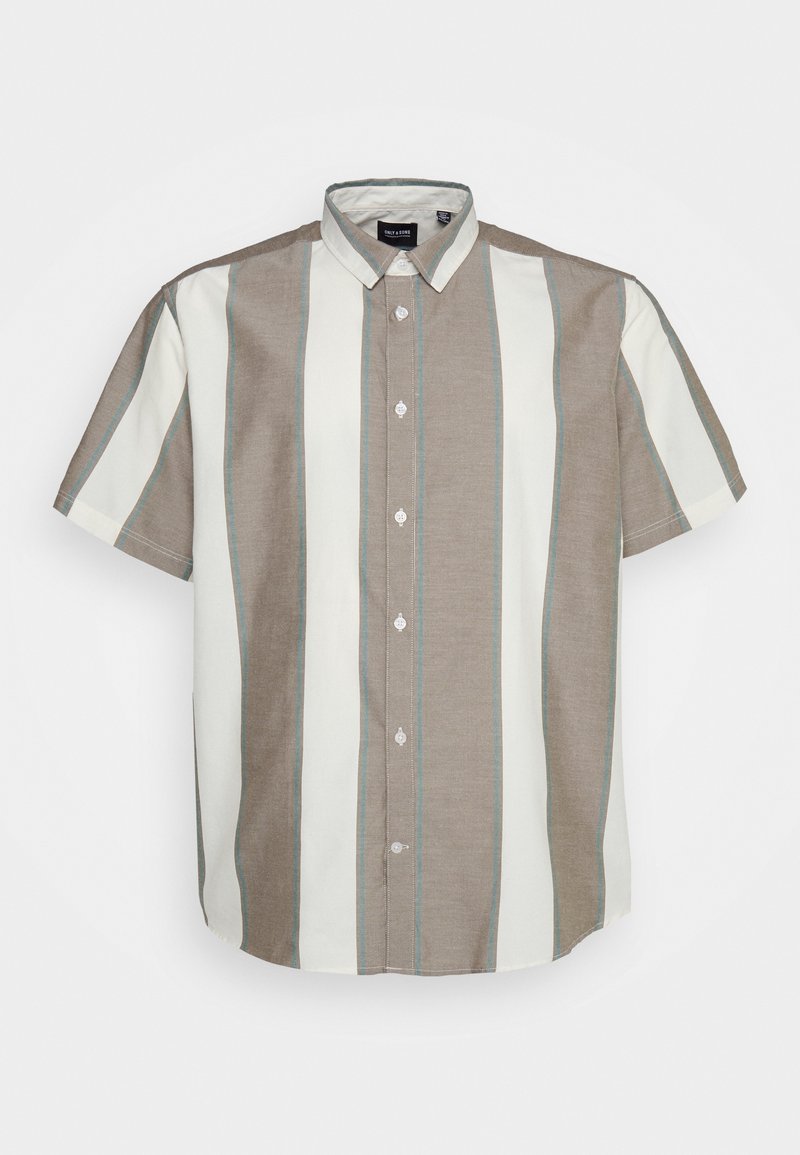 Camicia a maniche corte con righe verticali marroni e bianche, dotata di colletto a polo, chiusura con bottoni e cuciture a contrasto di colore blu chiaro.