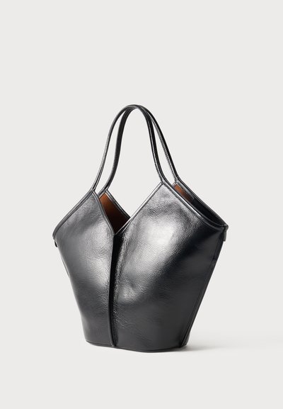 Μαύρη δερμάτινη τσάντα tote με δομημένο γεωμετρικό σχέδιο και διπλούς ιμάντες ώμου, παρουσιάζεται πάνω σε απλό ανοιχτό φόντο.