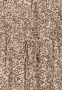 Béžové šaty s černým abstraktním vzorem, s elastickým pasem a zavázaným detailem. Měkká textura a lehká tkanina.