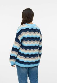 Gebreide trui met een golvend patroon in lichtblauw, donkerblauw, beige en marineblauw. Losse pasvorm met geribde mouwen en zoom.