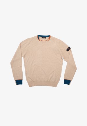 Maglione beige lavorato a maglia con maniche lunghe, collo e polsini a contrasto in blu e arancione, con un'etichetta nera sulla manica sinistra.