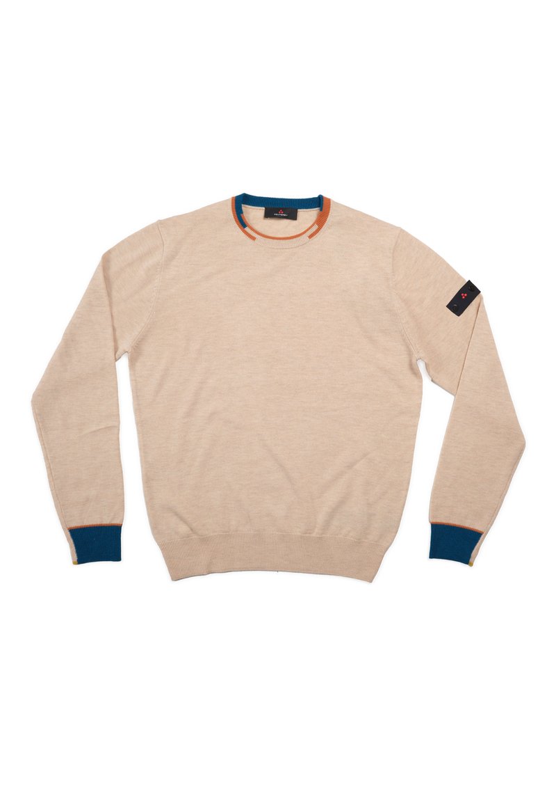 Beige gebreide trui met lange mouwen, contrasterende blauwe en oranje halslijn en manchetten, met een zwart label op de linkermouw.