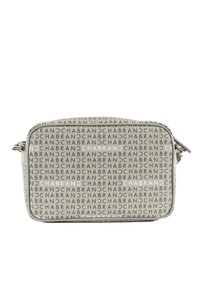 Bolso cruzado rectangular gris con un patrón de logotipos repetidos, que presenta un cierre con cremallera y un detalle de hardware plateado.