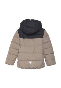 Padded jaka ar melnu kapuci, bēšā krāsā, un horizontālām šuvēm. Aizmugurē, tuvu apakšmalai, ir balts logo.