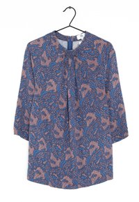 Blusa blu e rosa con motivo, colletto arricciato e maniche a tre quarti, realizzata in tessuto leggero. Presenta un design testurizzato sottile.