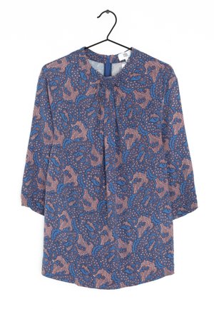 Blusa blu e rosa con motivo, colletto arricciato e maniche a tre quarti, realizzata in tessuto leggero. Presenta un design testurizzato sottile.