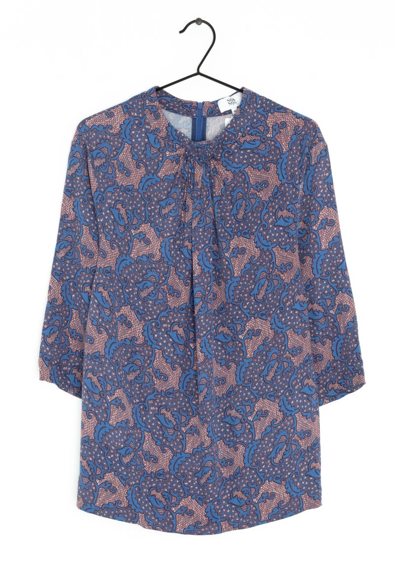 Blusa blu e rosa con motivo, colletto arricciato e maniche a tre quarti, realizzata in tessuto leggero. Presenta un design testurizzato sottile.