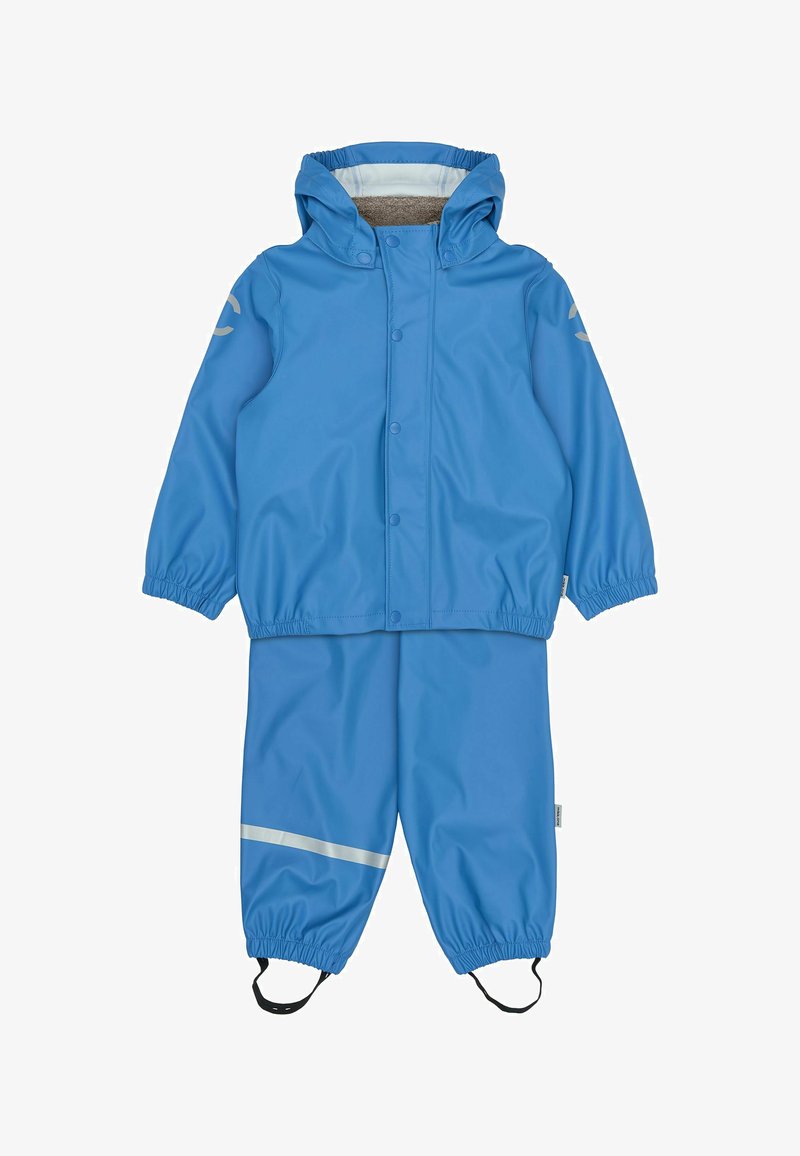 Combinaison de pluie bleu imperméable avec poignets élastiques, capuche doublée et bandes réfléchissantes sur le pantalon pour plus de visibilité. Fabriquée en matériau lisse et durable.