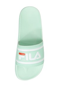 Infradito in gomma verde con una fascia larga che presenta il logo FILA bianco e rosso, texture liscia, design open toe e soletta sagomata.