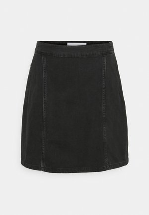 Mini-jupe trapèze en denim noir avec coutures visibles et ceinture, présentée sur un fond blanc uni.