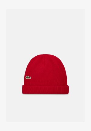Bonnet en tricot rouge à côtes avec un revers et un petit logo vert Lacoste sur le côté. Texture douce et forme ajustée.