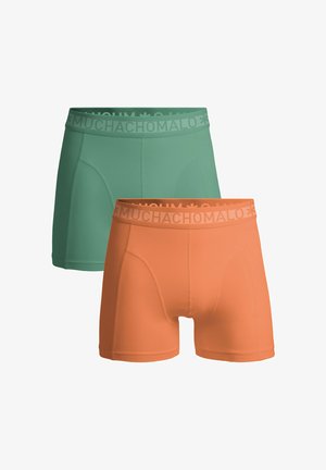 Dvě sady strečových boxerů: jedny zelené a jedny oranžové. Mají pás s logem, hladký povrch a přiléhavý střih.