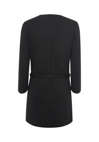 Abito nero con maniche a tre quarti, dettaglio in vita stretto, zip sul retro e un tessuto liscio e strutturato. Presenta un orlo dritto.