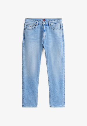 Svetlo modre kavbojke z ravnimi hlačnicami, klasičnim dizajnom s petimi žepi in zapiranjem na gumb, položene na ravno belo podlago.