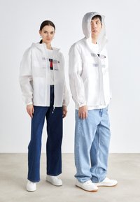 Tommy Jeans TECH GLOSS CHICAGO UNISEX - Sommerjakke - white